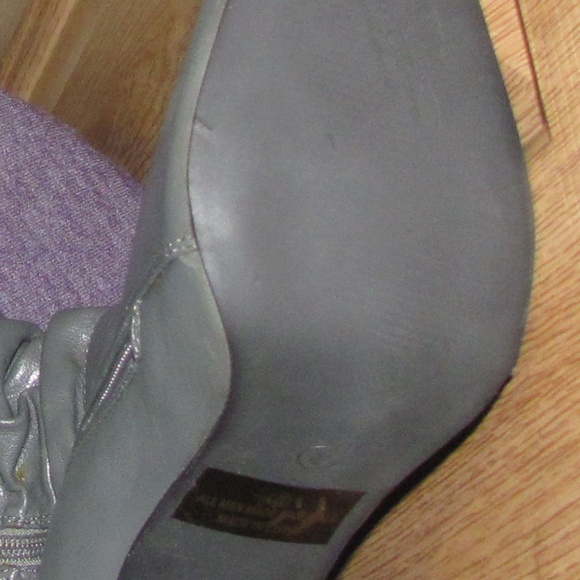 Journee Collection Floral Embellishment in Grey - Picture 2 of 2